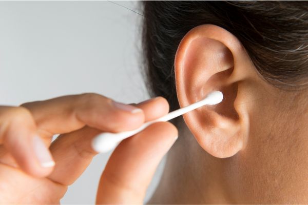Vệ sinh tai an toàn nhất là dùng tăm bông hạn chế tổn thương tai